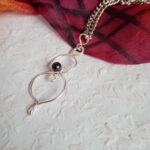 Ezüstözött rézből készült 808nő ékszer fekete gyönggyel