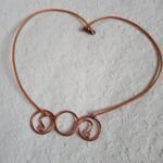 Rézből készült 808nő ékszer rézszínű bőrzsinóron 7 cm medállal