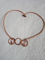 Rézből készült 808nő ékszer rézszínű bőrzsinóron 7 cm medállal