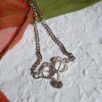 Fektetett 808nő ezüstözött rézékszer szívvel