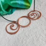 Réz 808nő ékszer zöld színű bőrzsinóron 10.5 cm hosszú medállal