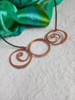 Réz 808nő ékszer zöld színű bőrzsinóron 10.5 cm hosszú medállal