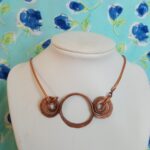 Rézből készült 808nő ékszer rézszínű bőrzsinóron 7 cm medállal