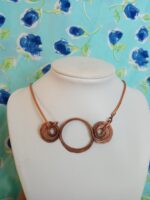 Rézből készült 808nő ékszer rézszínű bőrzsinóron 7 cm medállal