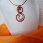 KÖZEPES Réz ÁLLÓ 808nő ékszer vajszínű bőrzsinóron 6 cm medállal