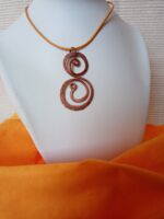 KÖZEPES Réz ÁLLÓ 808nő ékszer vajszínű bőrzsinóron 6 cm medállal (másolat)